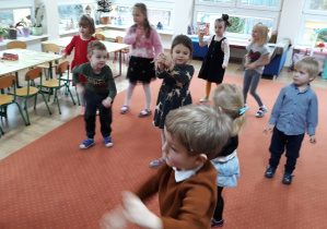 Dzieci tańczą "Świąteczny taniec"